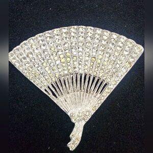 SE21 Elegant Silver Fan Vintage Brooch with Rhinestones